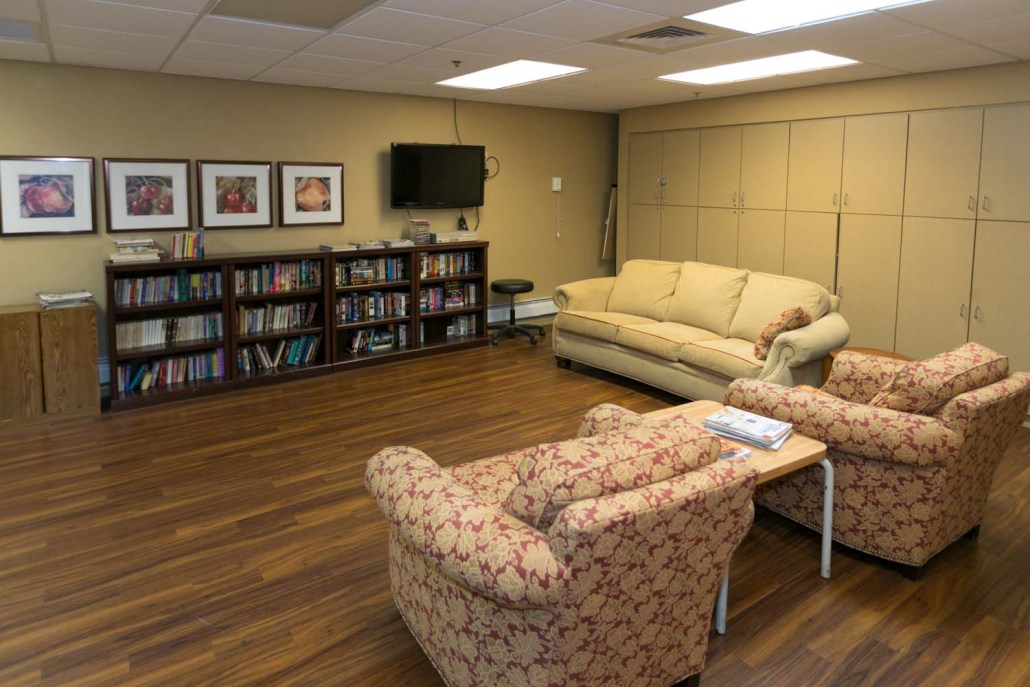 Common lounge area with seating and book shelves.