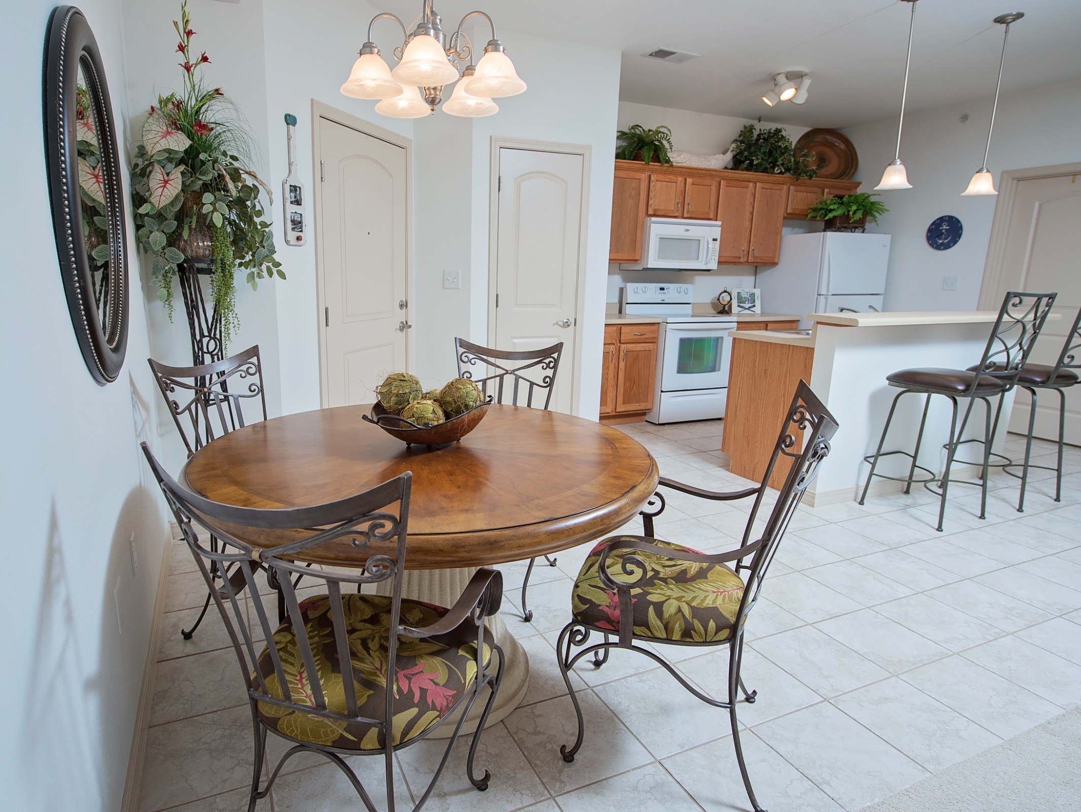 Bright dining area with a circular table and chairs