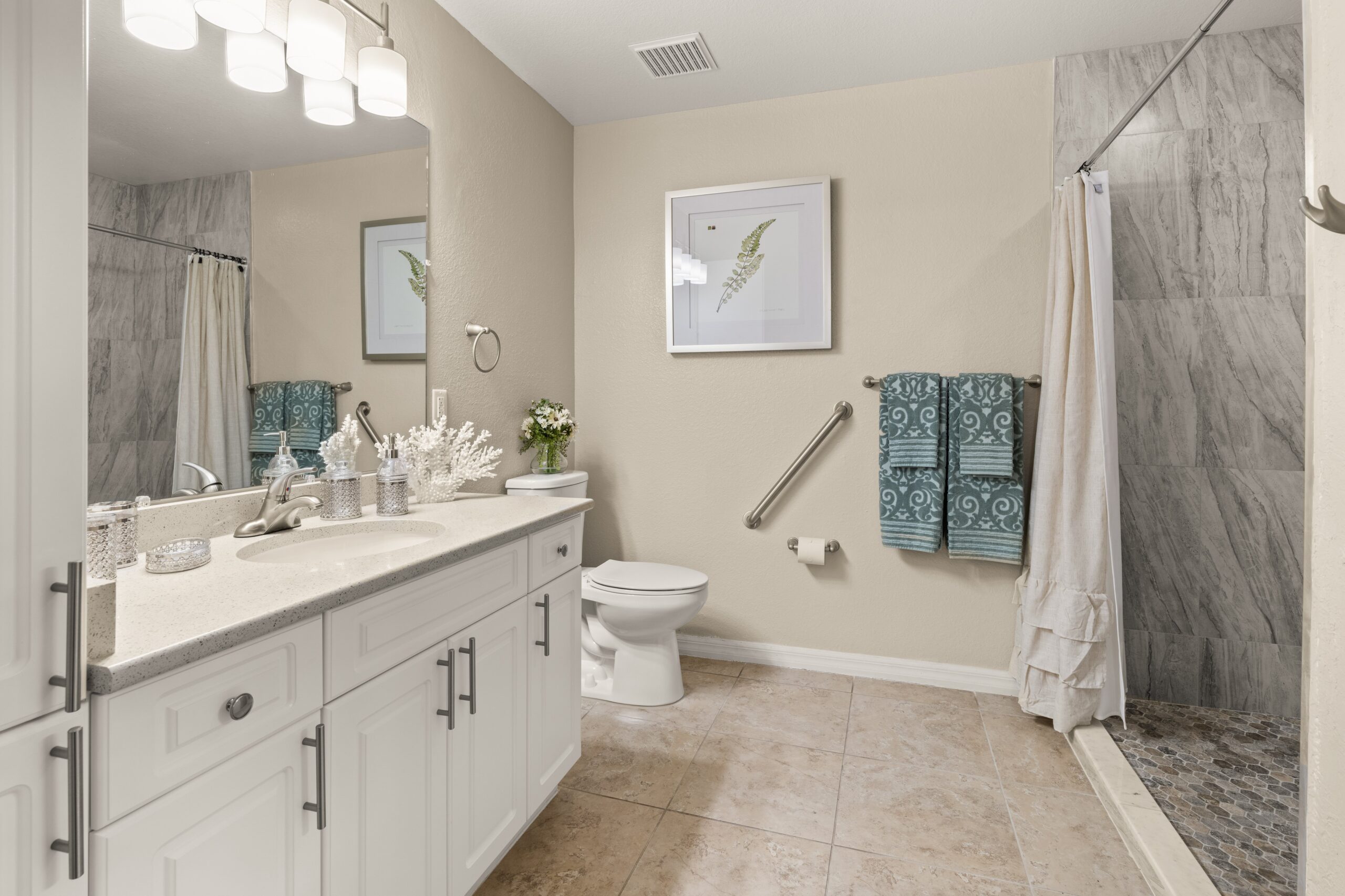 Modern bathroom with light colors and decor