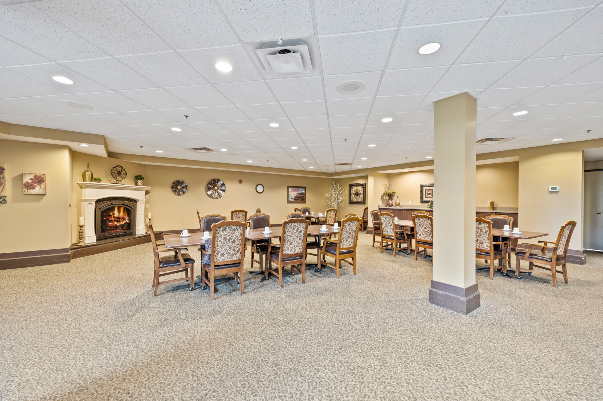 Cozy dining room with tables and chairs near a fireplace
