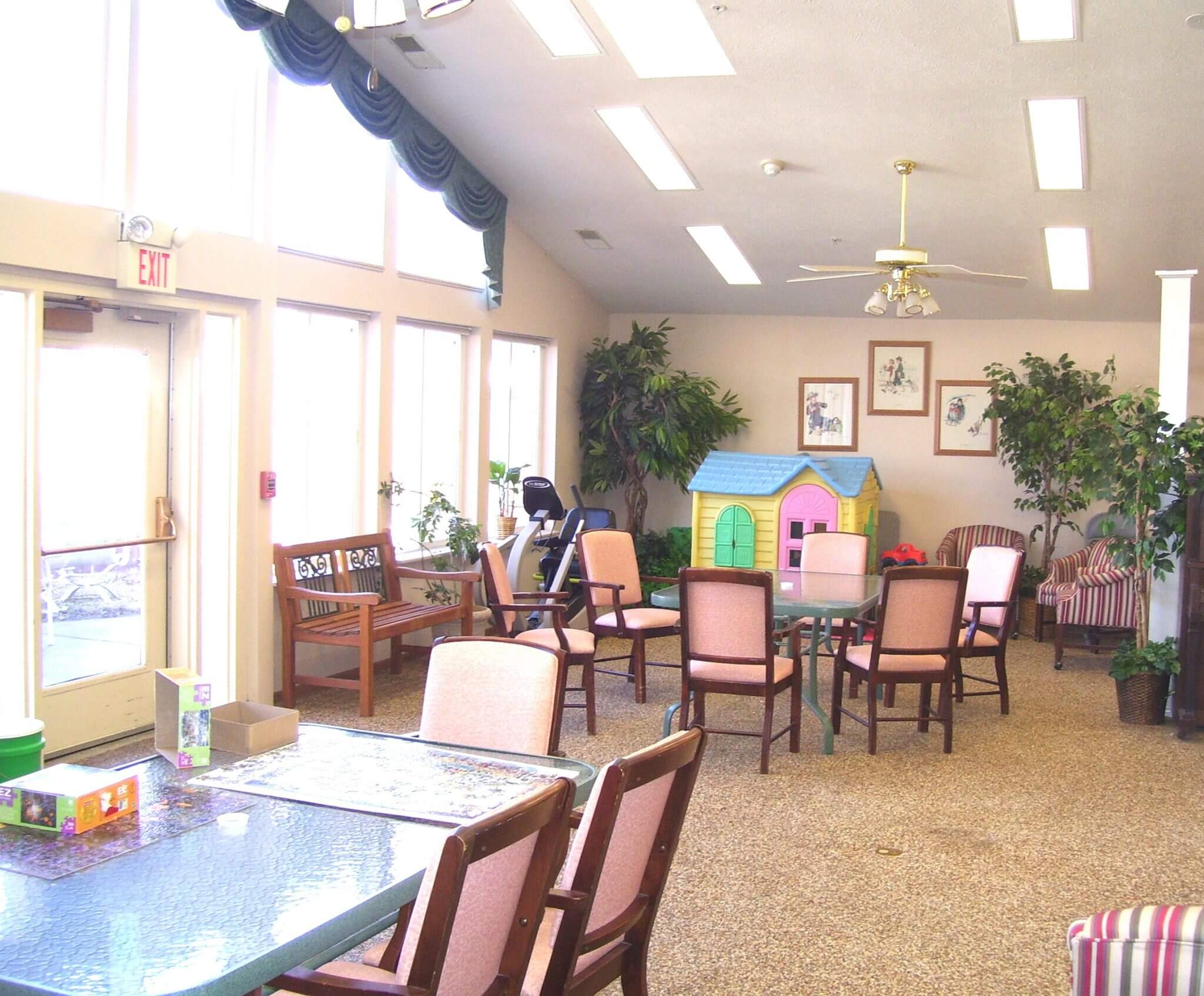 Common room with tables and chairs