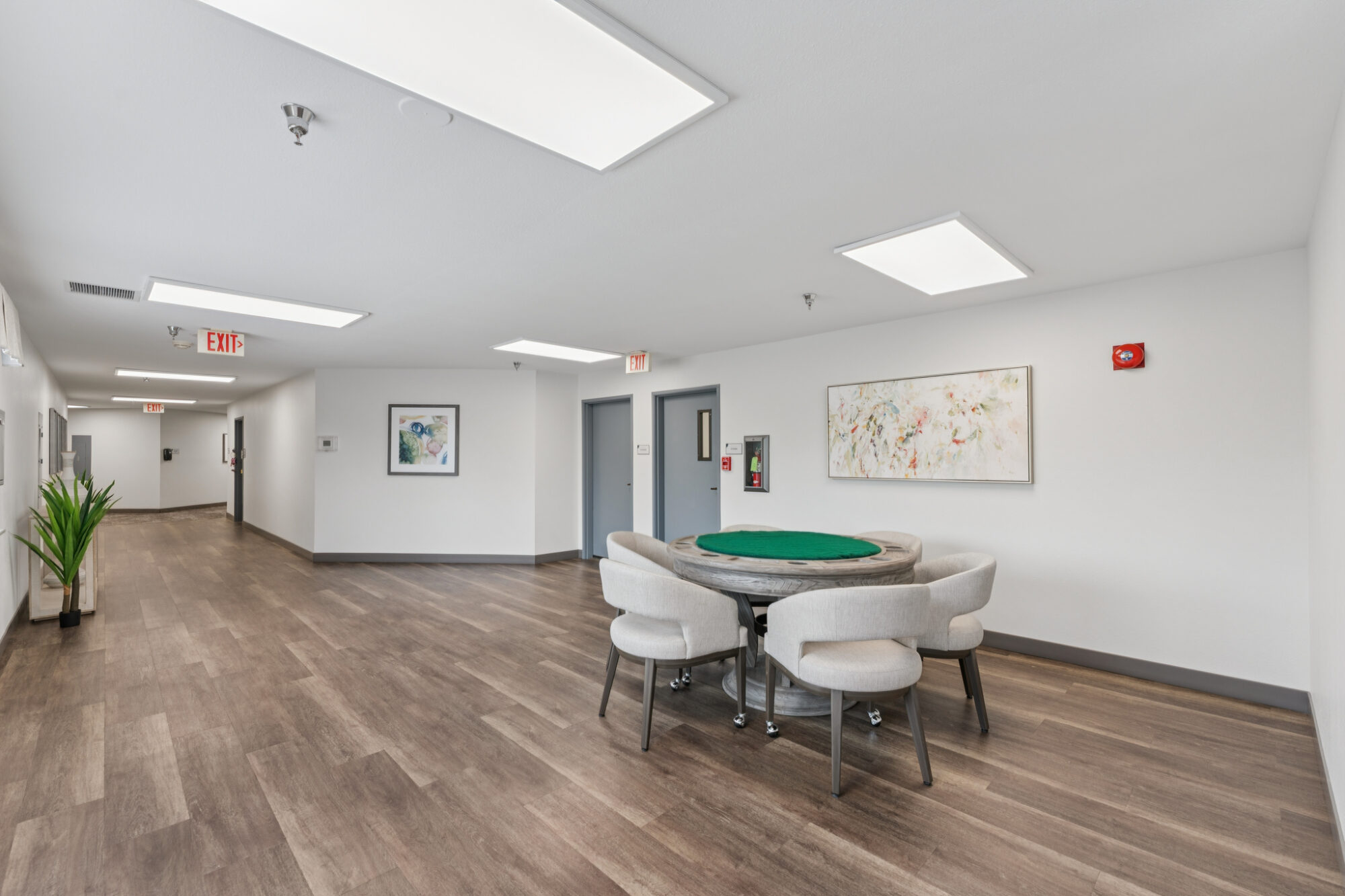 Common area with a round table and chairs