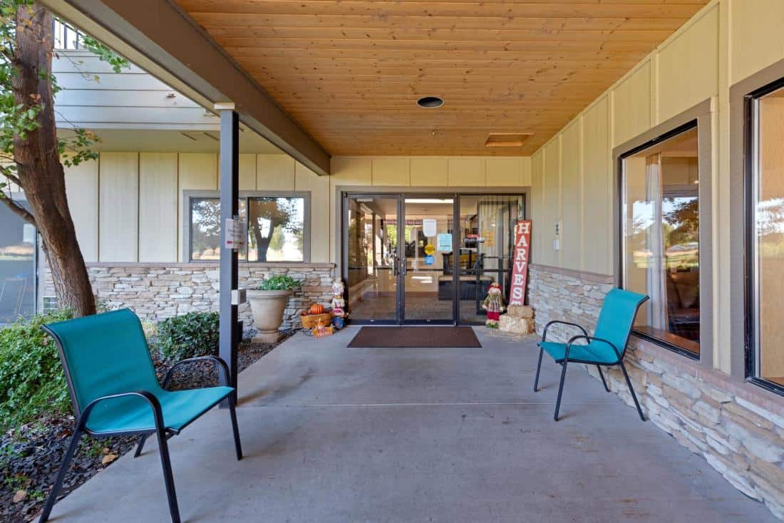 Entrance area with chairs and decorations
