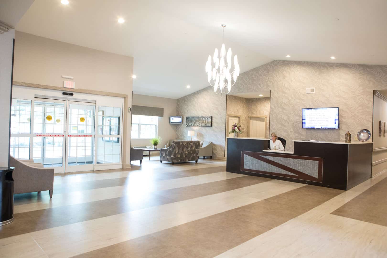 Modern lobby with a receptionist at the front desk