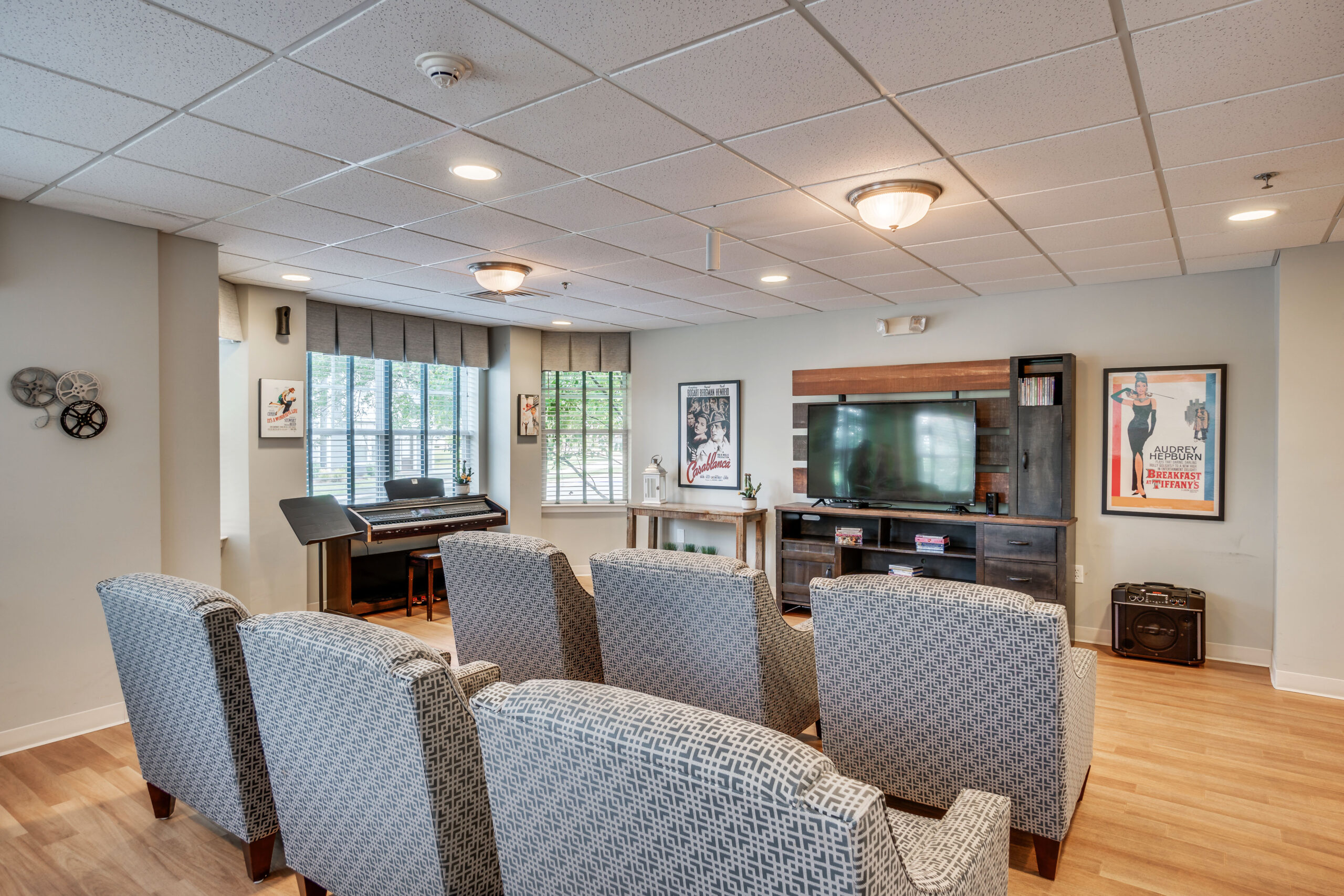 Common area with seating and entertainment facilities