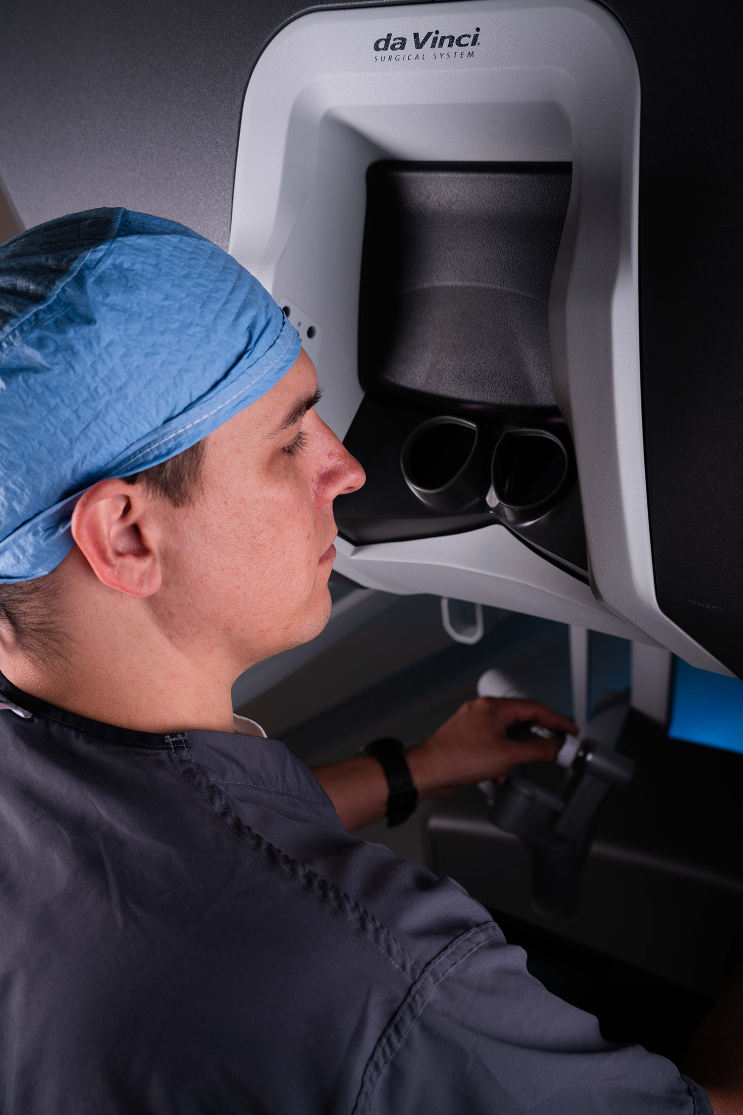 Surgeon operating robotic surgical system