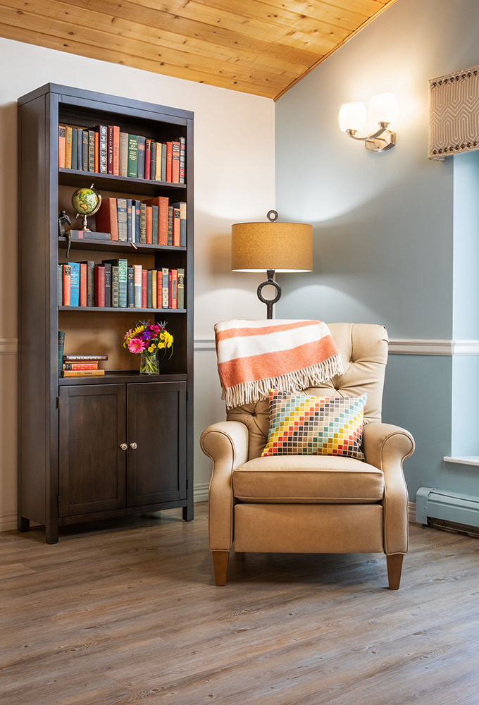 Cozy reading nook with books and flowers.
