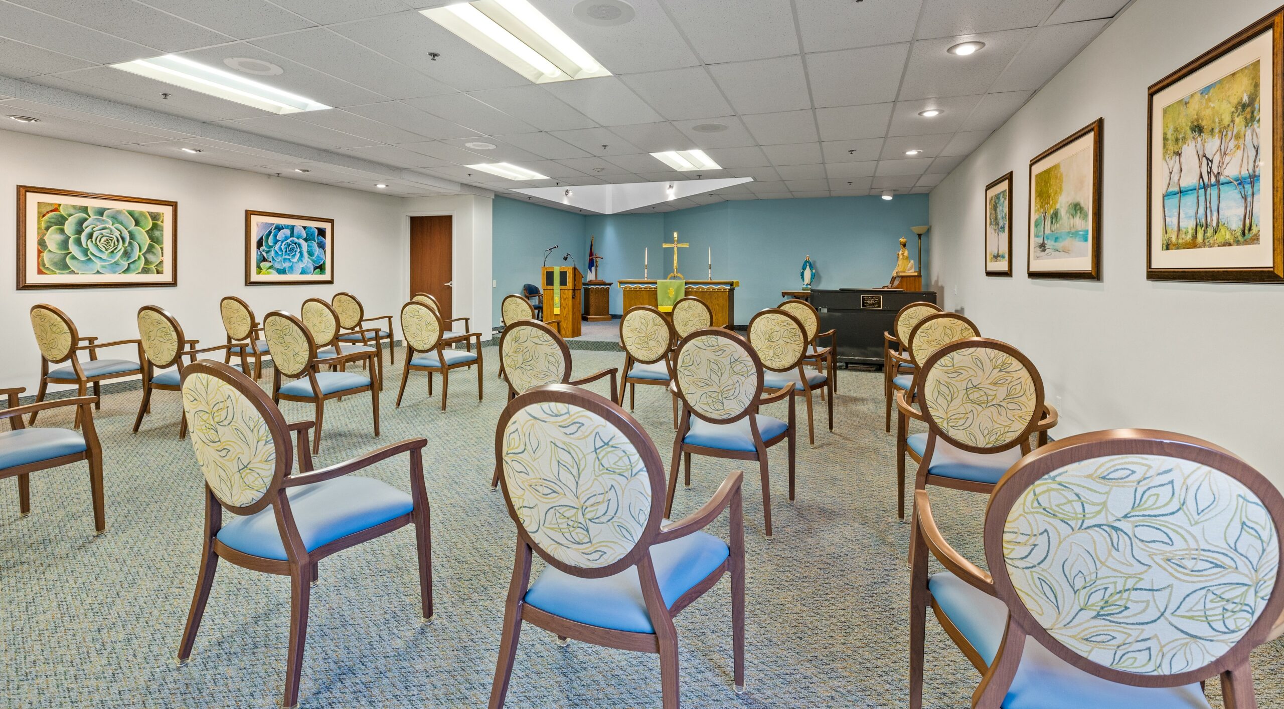 Interior of a common area with chairs and decorations