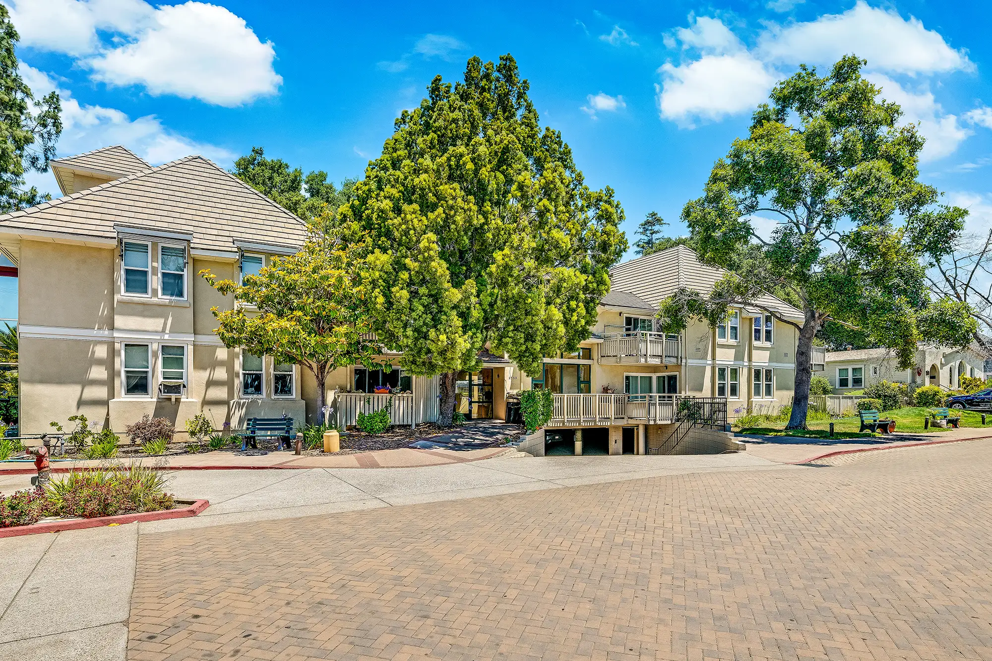 Exterior view of Oakland Heights Senior Living facility