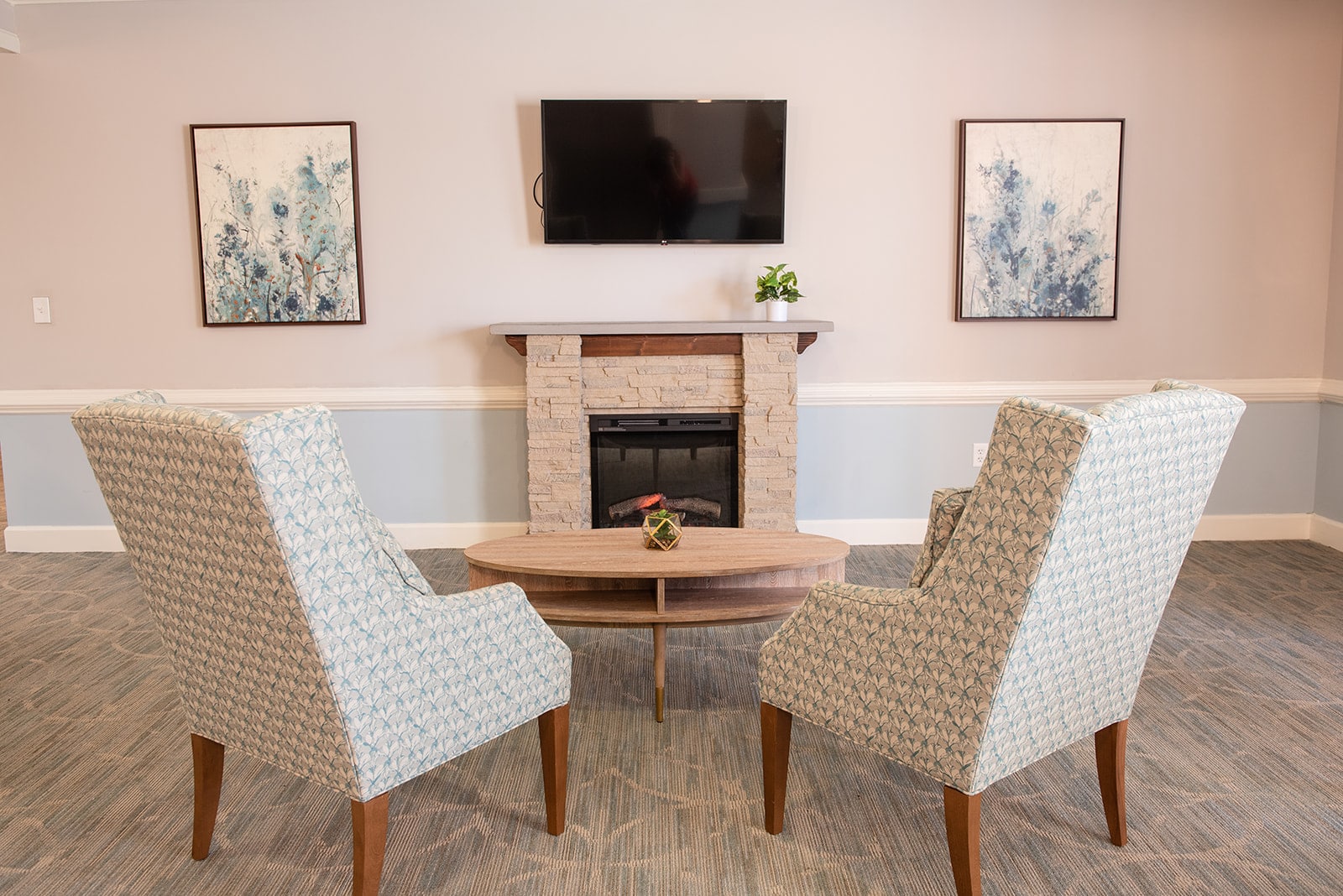 Common area with seating and decorative art