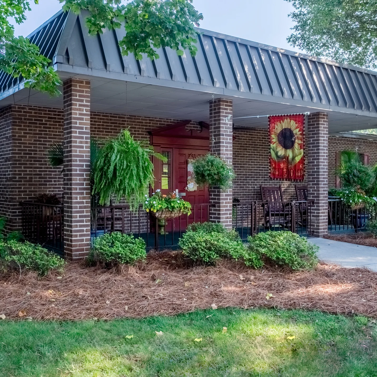 Entrance of White Oak Manor Charlotte with outdoor seating
