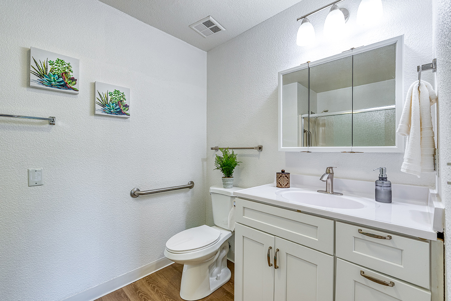 Bright and modern resident bathroom with fixtures