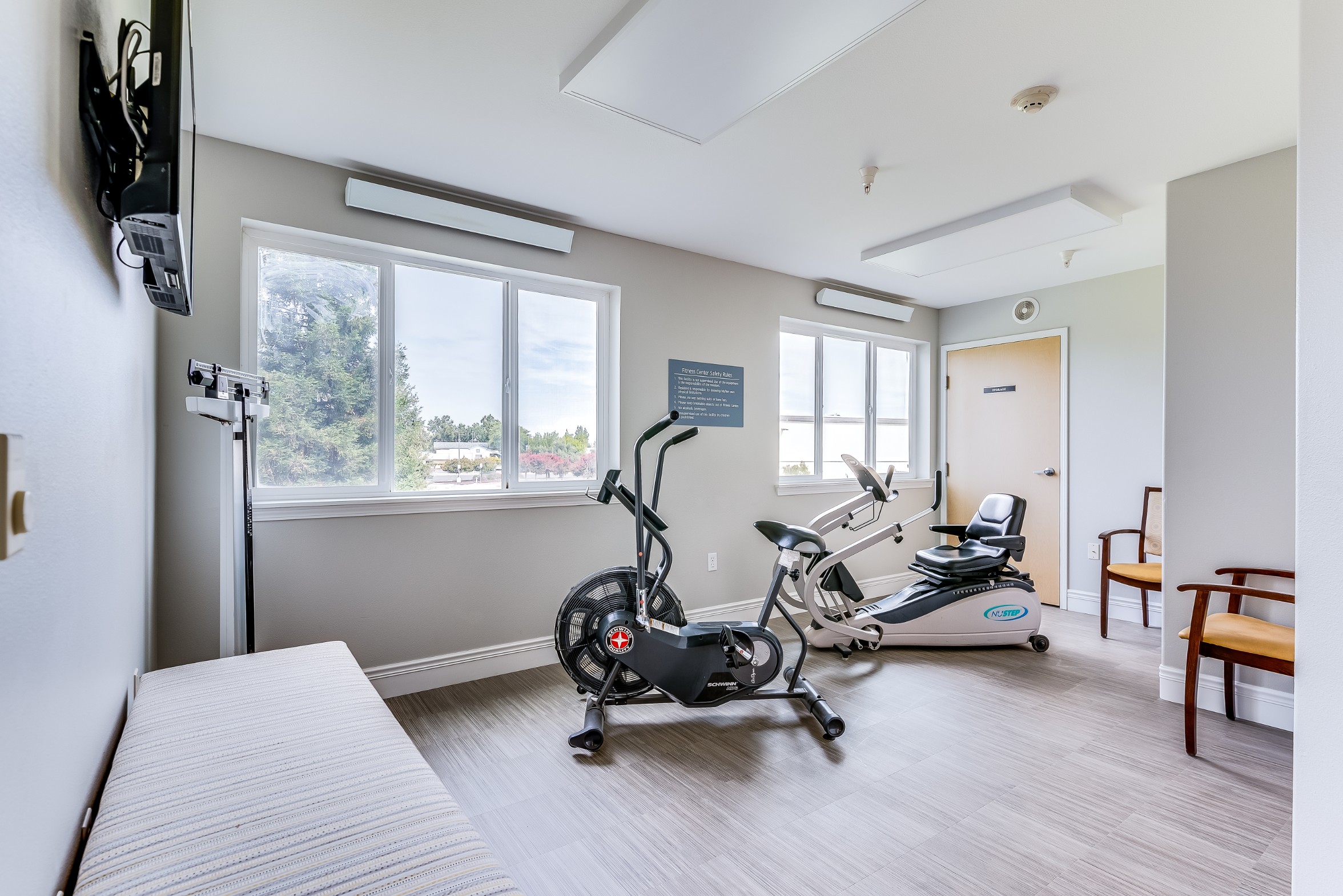 Well-equipped exercise room with fitness machines