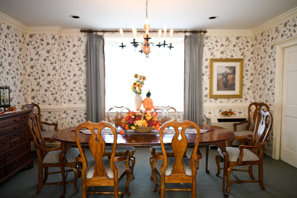 Elegant dining room with floral decorations