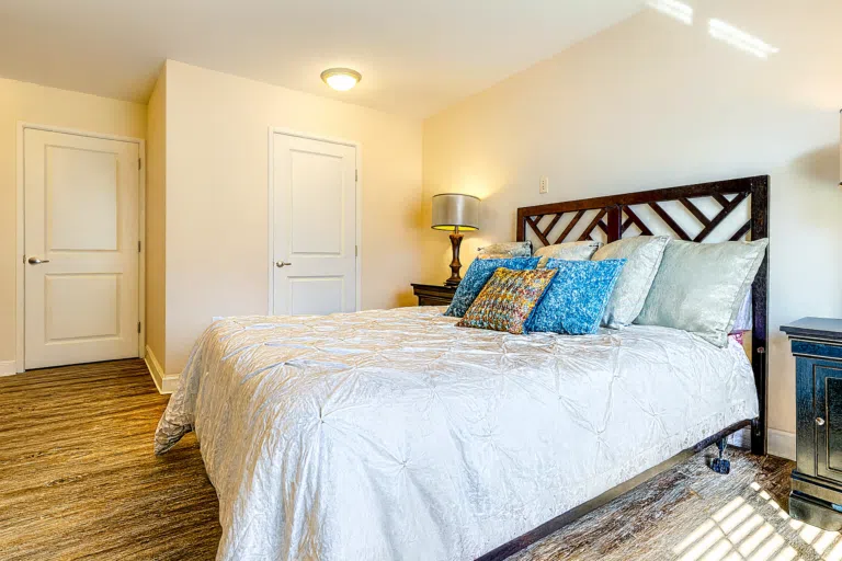 Bright, well-furnished private room with bedding