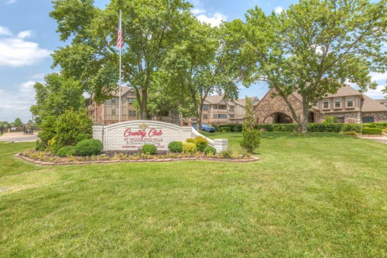 Country Club At Woodland Hills