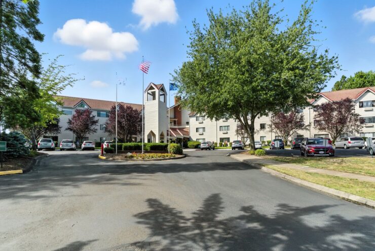 Exterior view of Solista Milwaukie with entrance and vehicles.