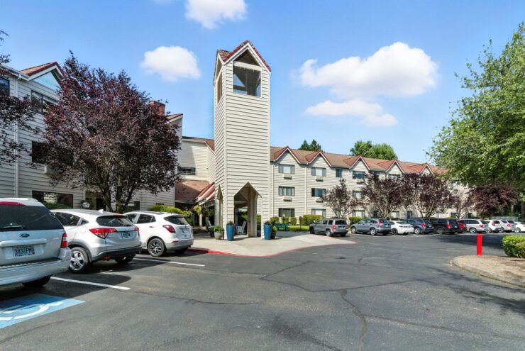 Exterior view of Solista Milwaukie facility with parking.