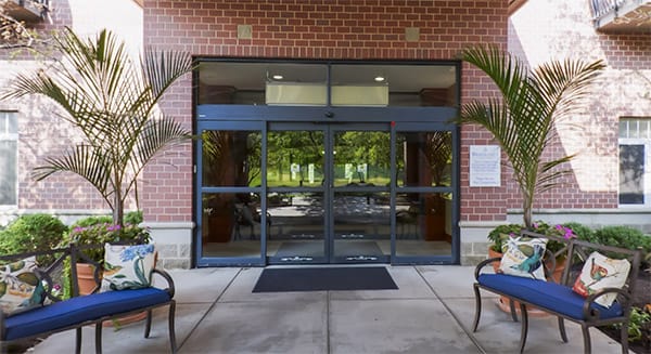 Entrance of Brookdale Creve Coeur with decorative seating