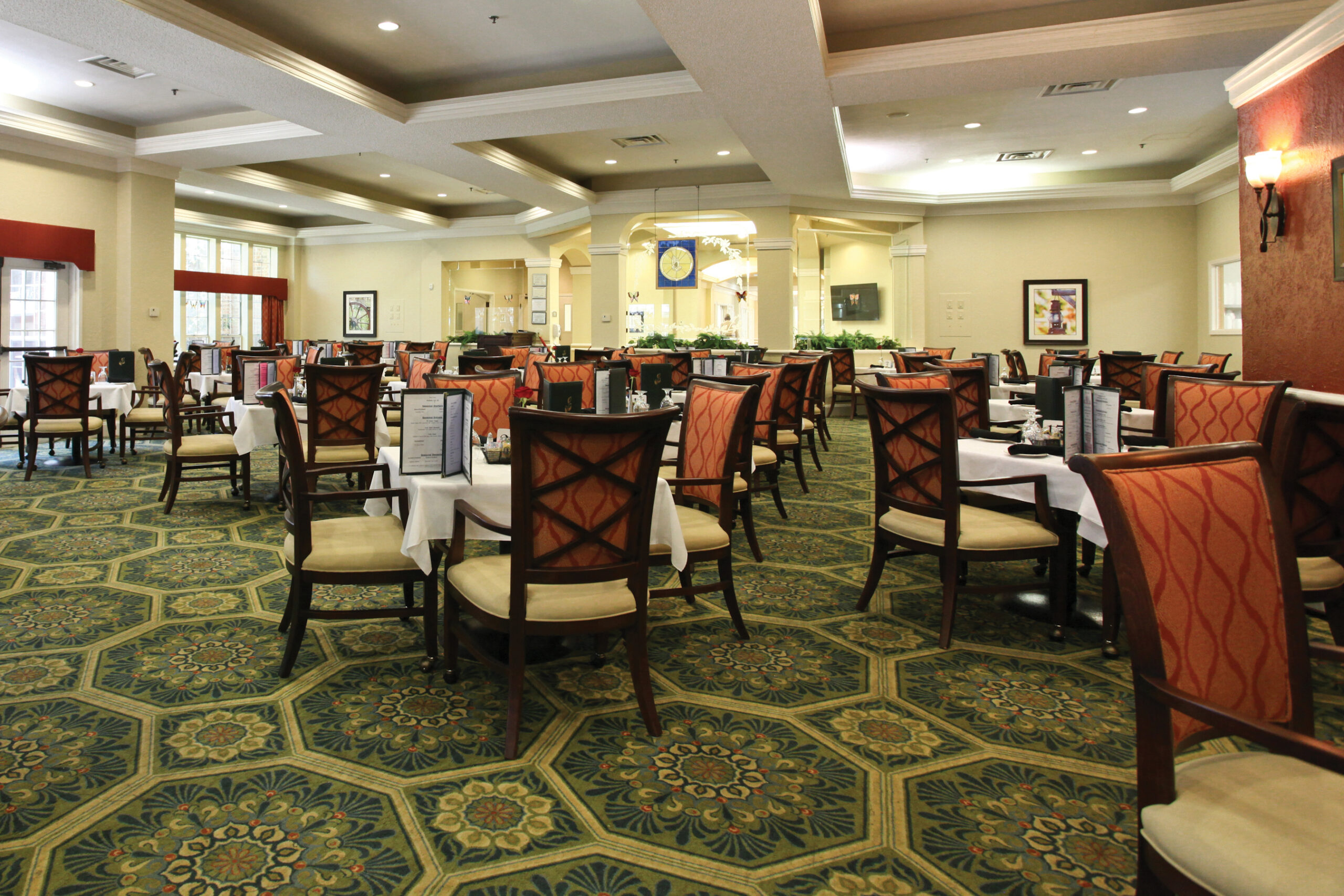 Dining room with tables and chairs set up
