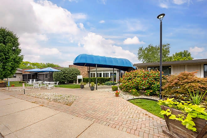 Outdoor view of the Brookdale Kettering entrance with seating