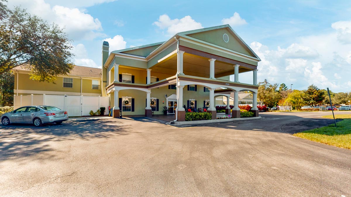 Exterior view of Madison at Oviedo facility entrance
