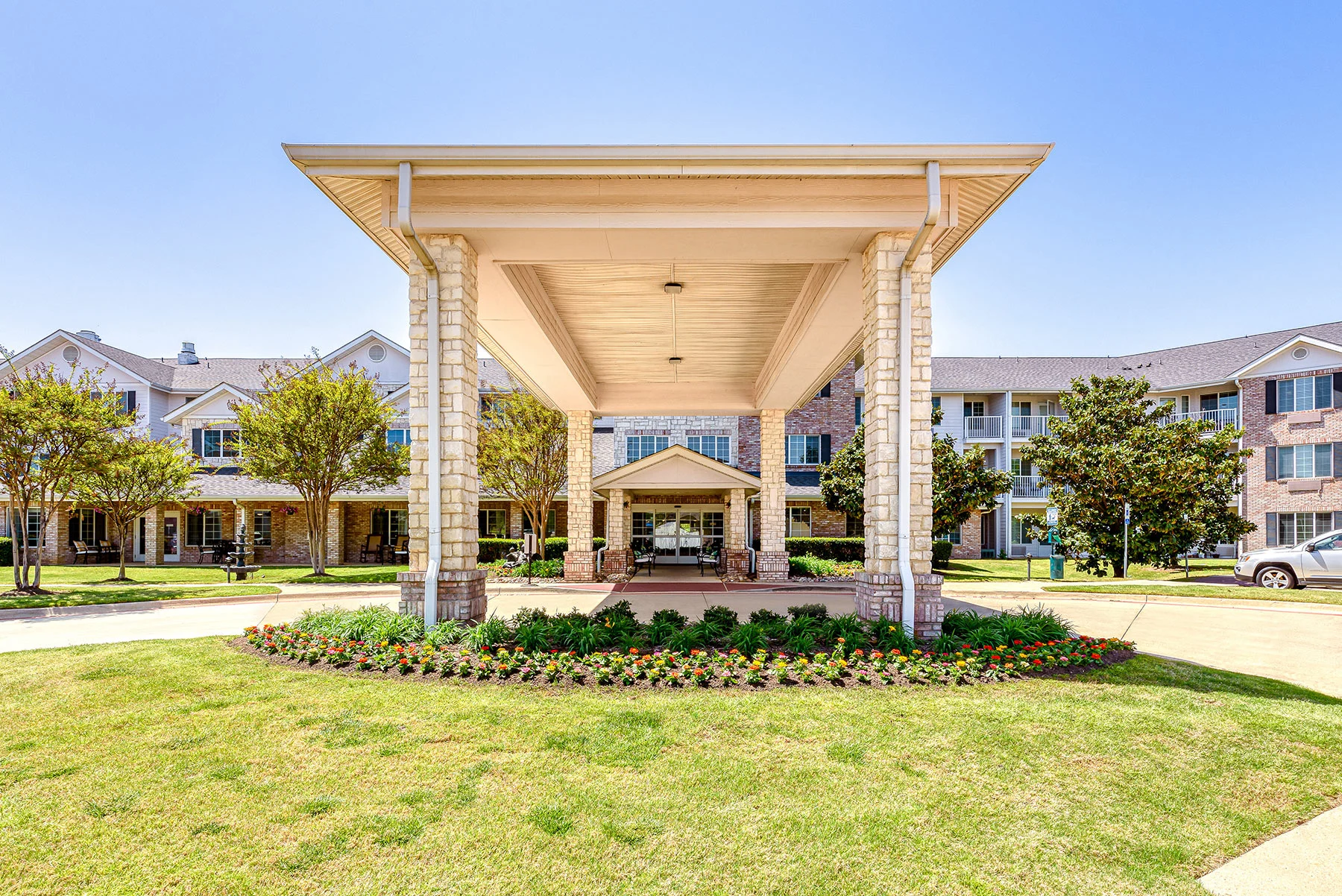 Exterior view of Solstice Senior Living at Grapevine entrance