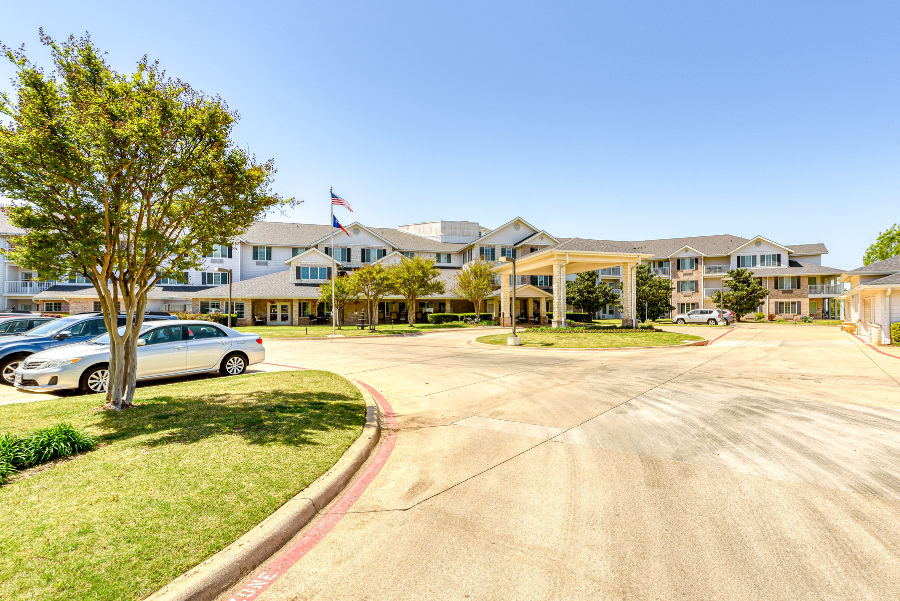 Exterior view of Solstice Senior Living at Grapevine with landscaping