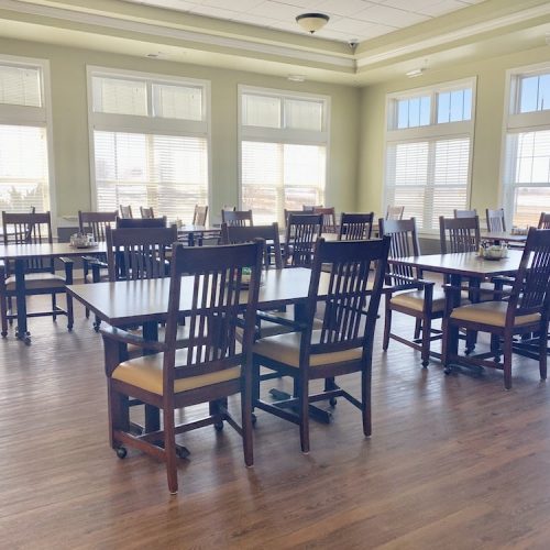 Dining room with tables and chairs in a bright environment