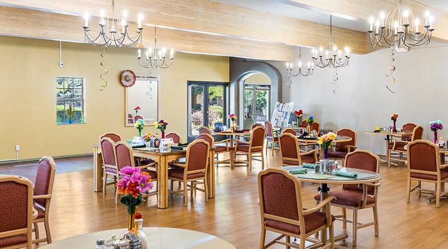 Bright dining area with tables and flowers