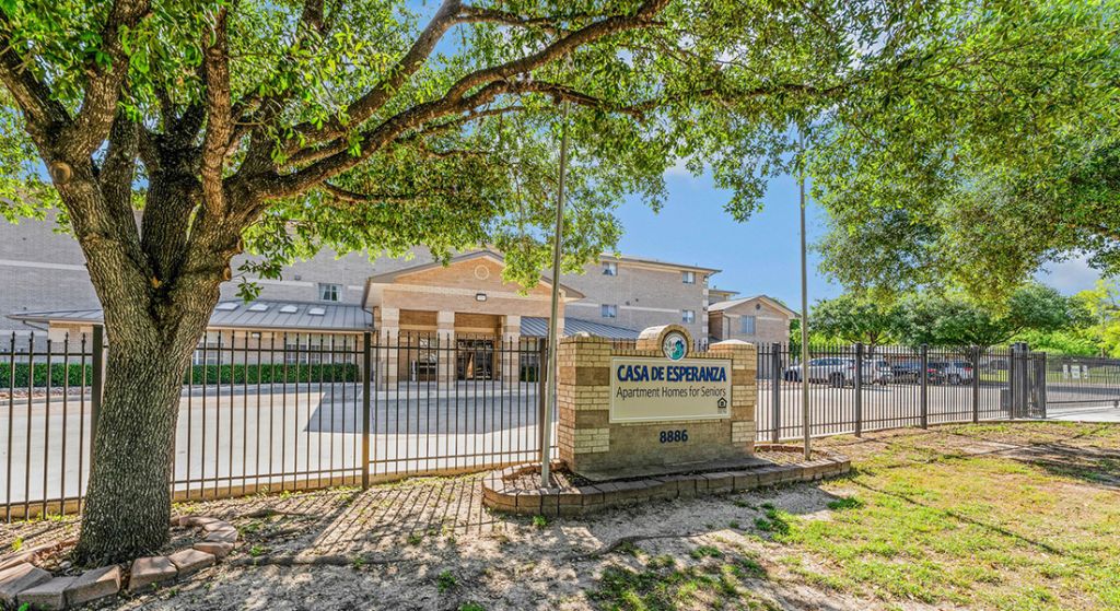 Exterior view of Casa de Esperanza facility entrance.