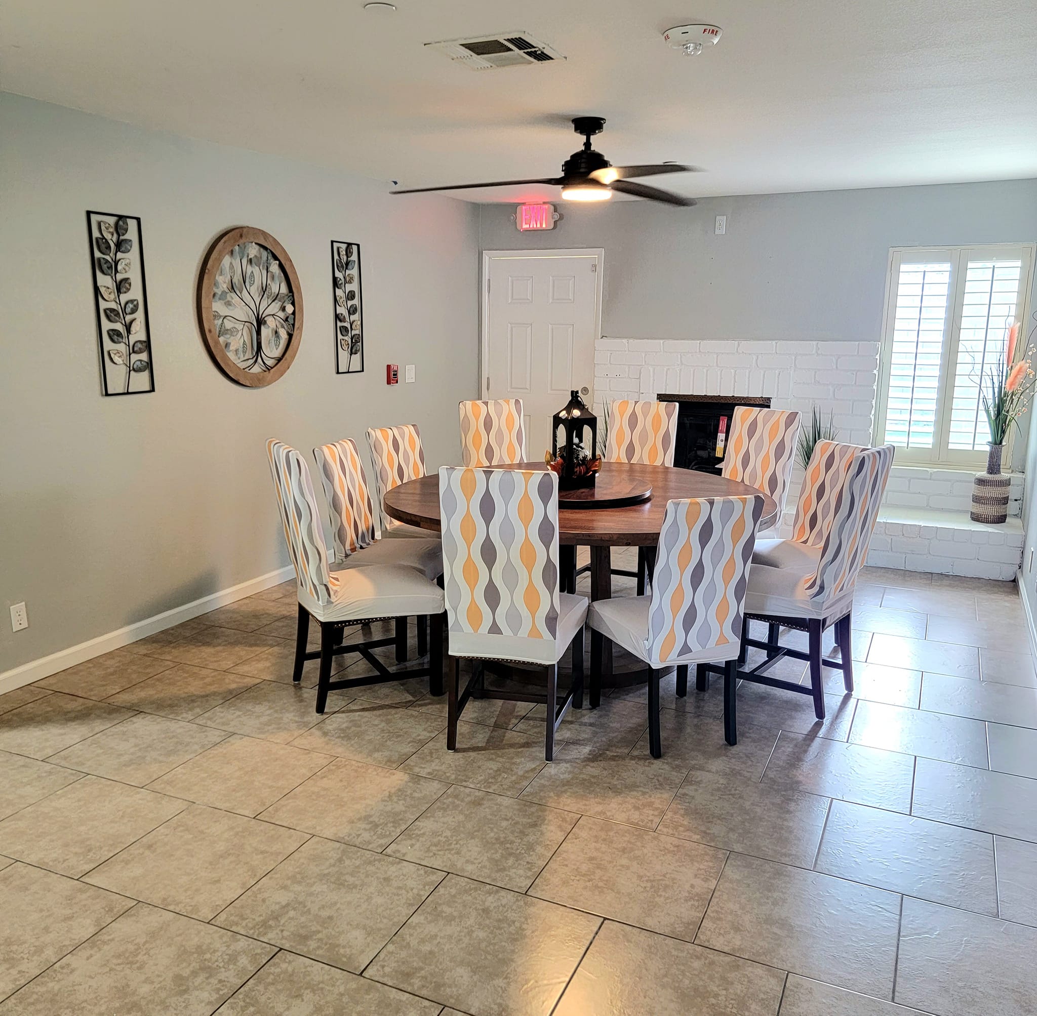 Common area with round table and chairs