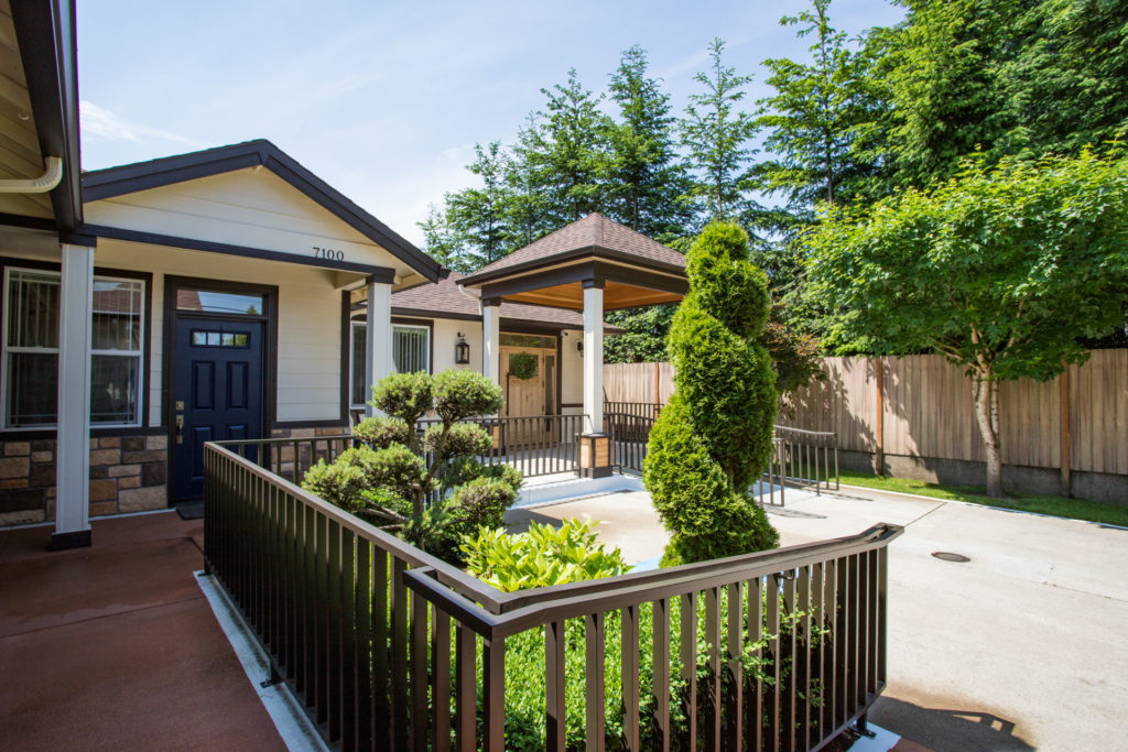 Outdoor garden and seating area at Mapleview Manor