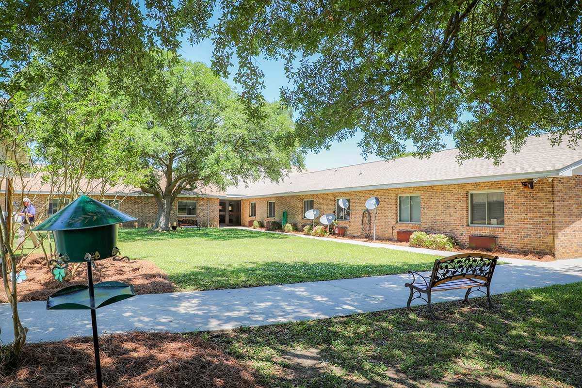 Outdoor courtyard of Lake Marion Health and Rehab with residents