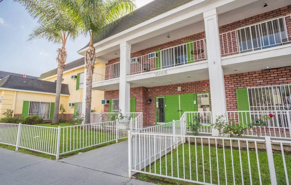 Exterior view of Glen Park at Long Beach facility