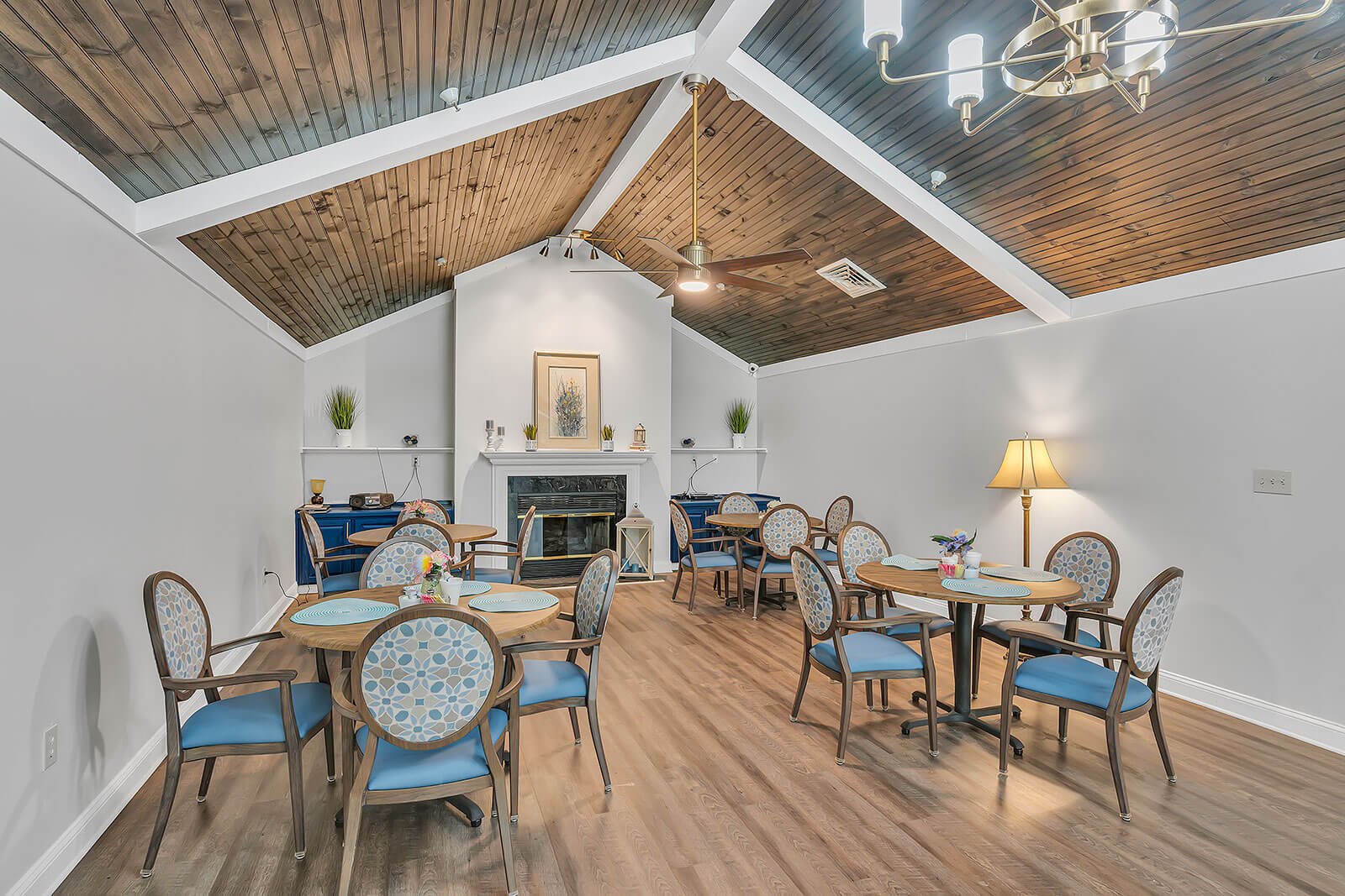 Bright common area with dining tables and a cozy ambiance.