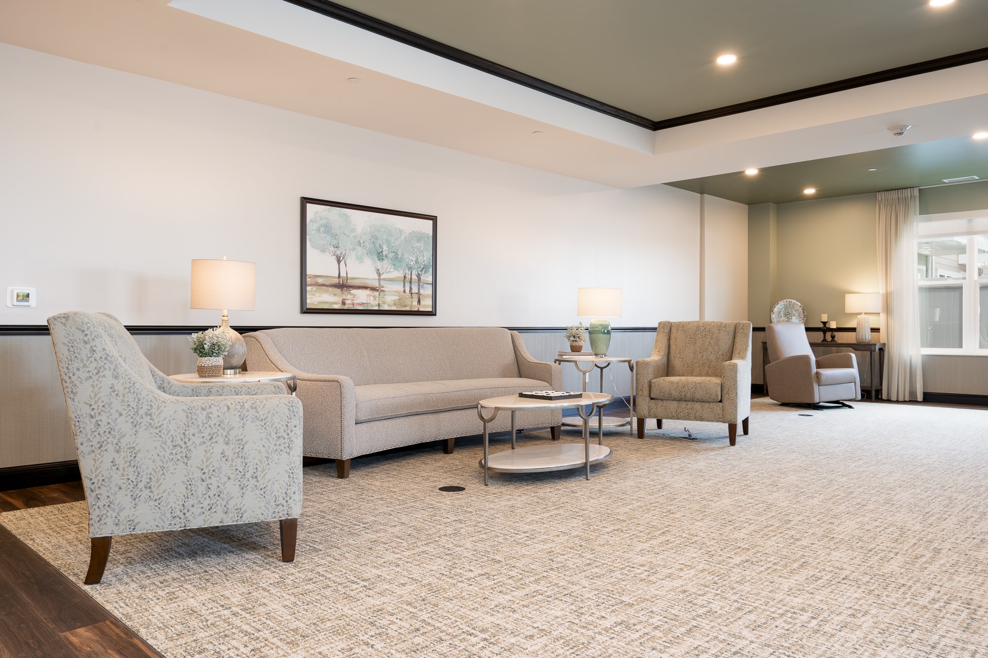 Cozily furnished common area with seating