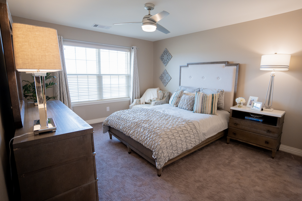 Cozy bedroom with a bed and decorative furnishings.