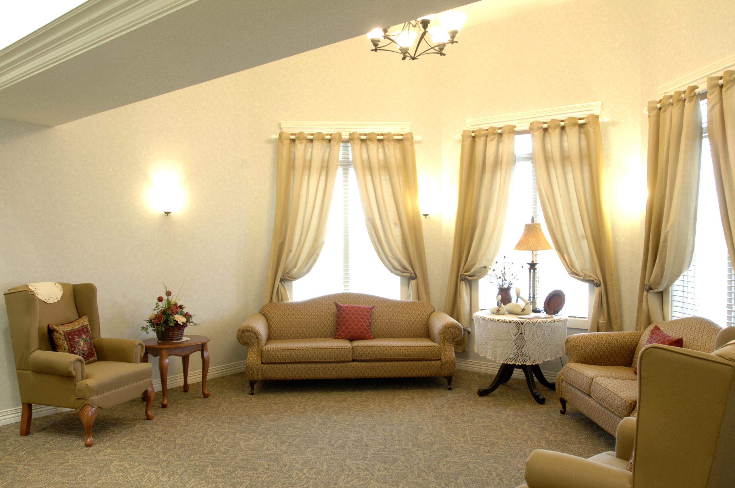 Common area with seating and decorative elements